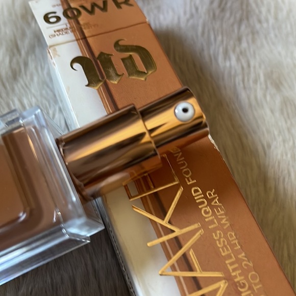 Urban Decay Stay Naked Weightless Foundation - Picture 3 of 3